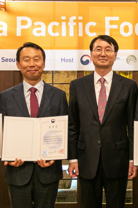 SPC그룹의 행복한재단이 푸드뱅크 표창식에서 보건복지부장관 표창을 수상했다. <SPC그룹 제공>